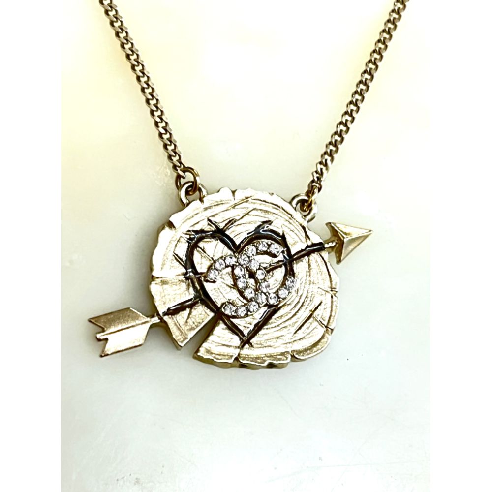 Chanel 2019 arrow heart logo necklace