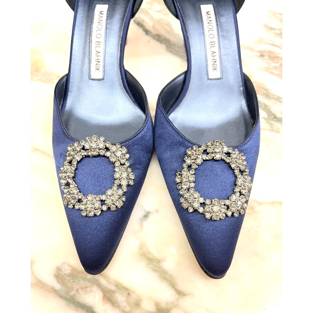 Manolo Blahnik Hangisi kitten heels