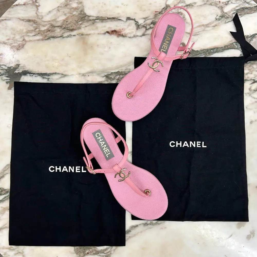 Chanel pink thong sandals w/ gold CC logos ~ sz 38.5