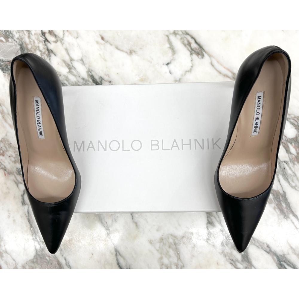 Manolo Blahnik black leather pointy pumps ~ sz 39
