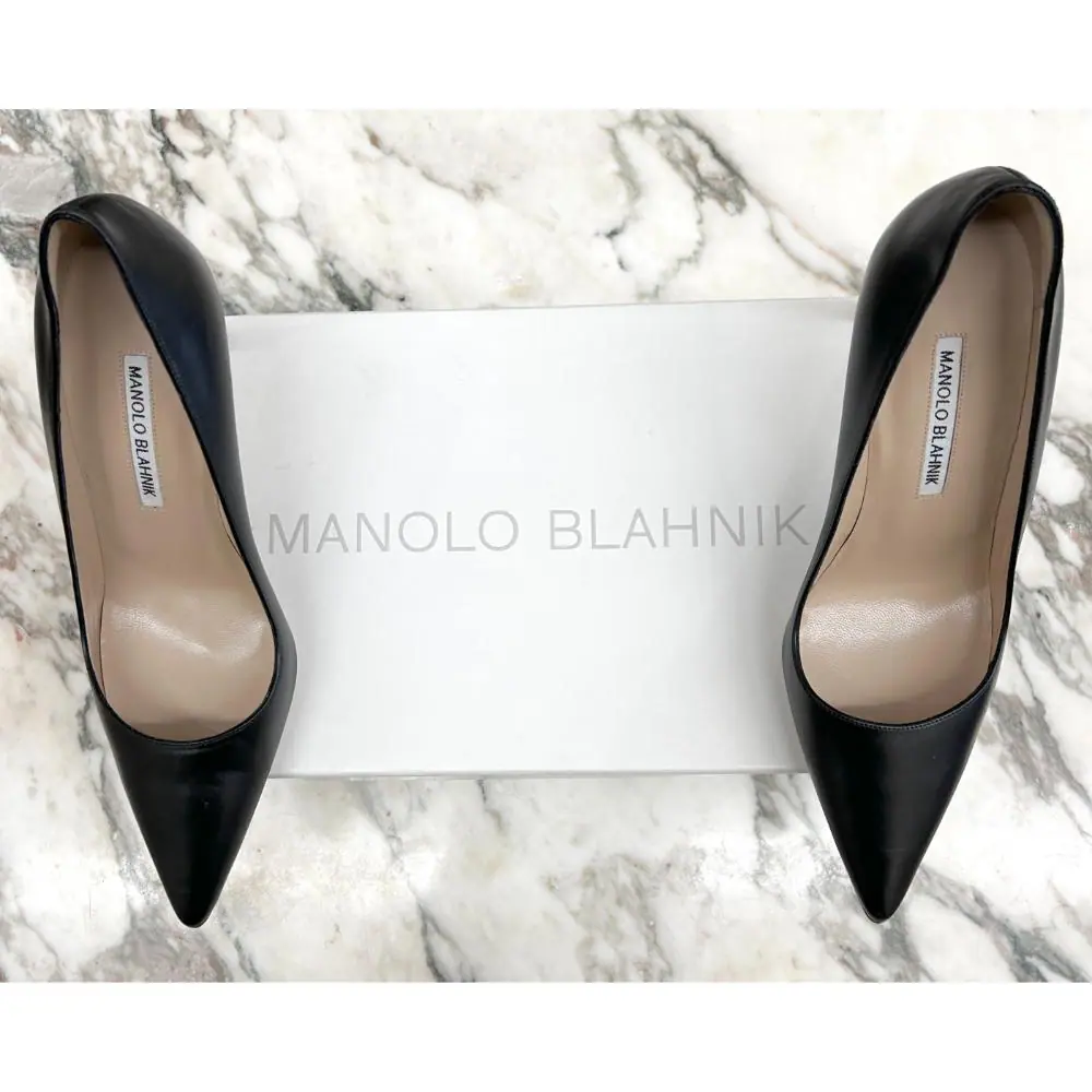 Manolo Blahnik black leather pointy pumps ~ sz 39