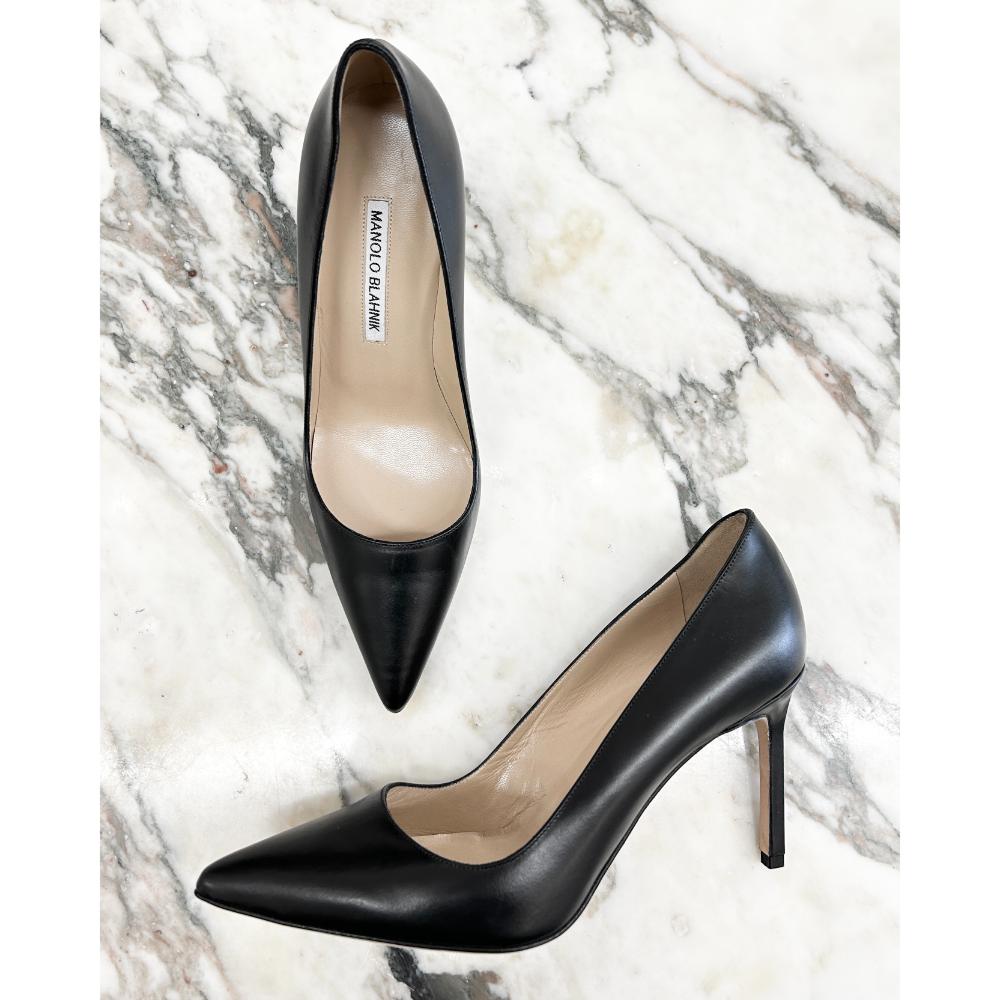Manolo Blahnik black leather pointy pumps ~ sz 39