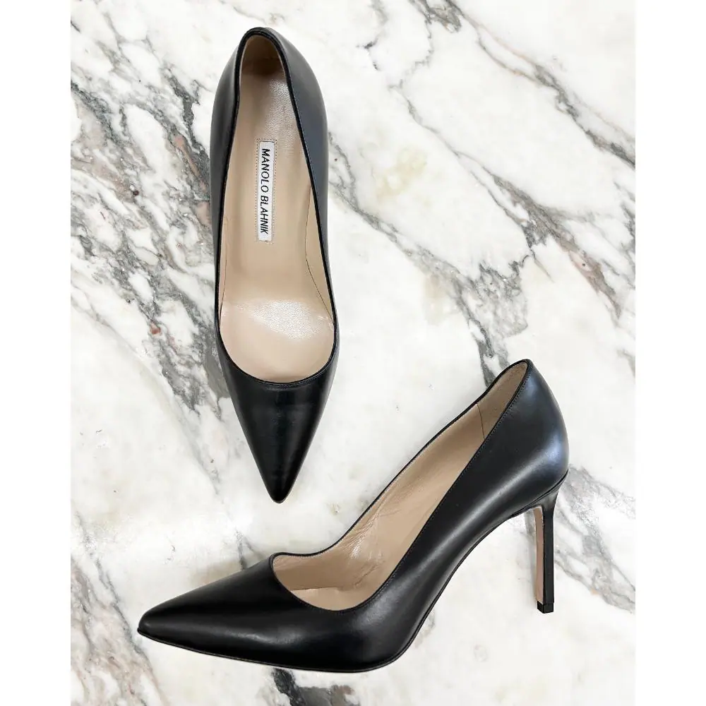 Manolo Blahnik black leather pointy pumps ~ sz 39