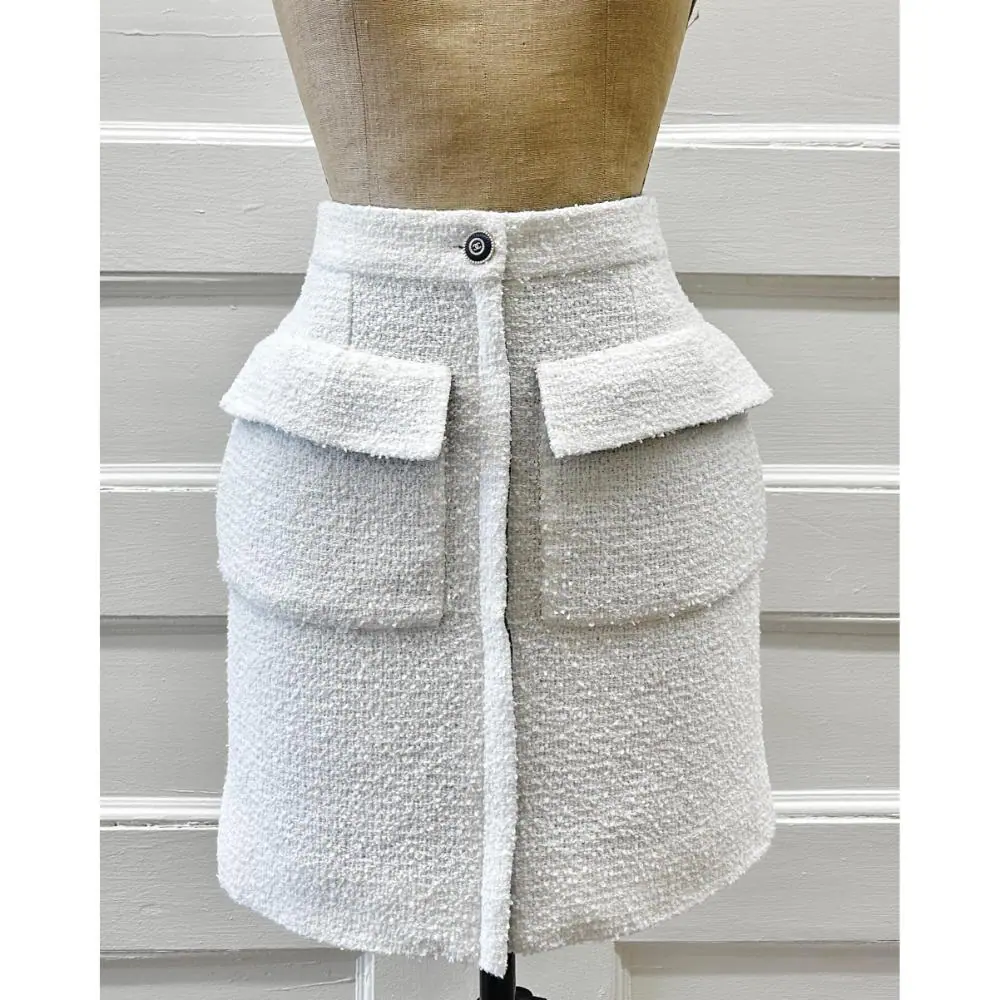 Chanel 2020 white tweed mini skirt w/ plaid lining
