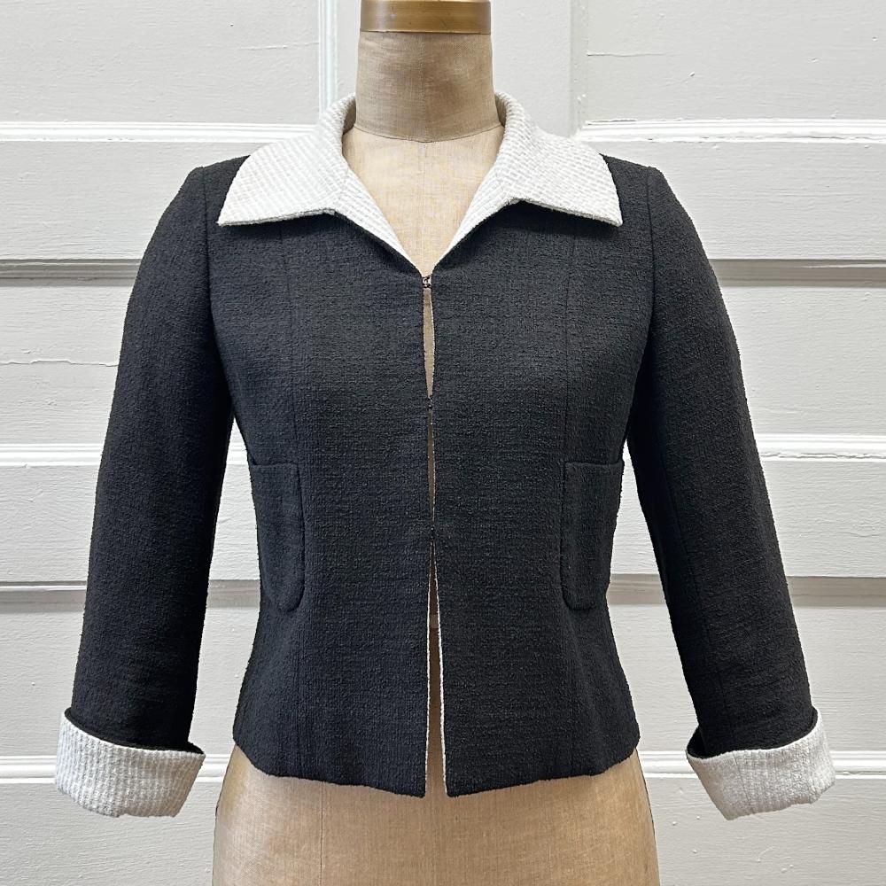 Chanel 2009 linen jacket with contrast collar and cuffs