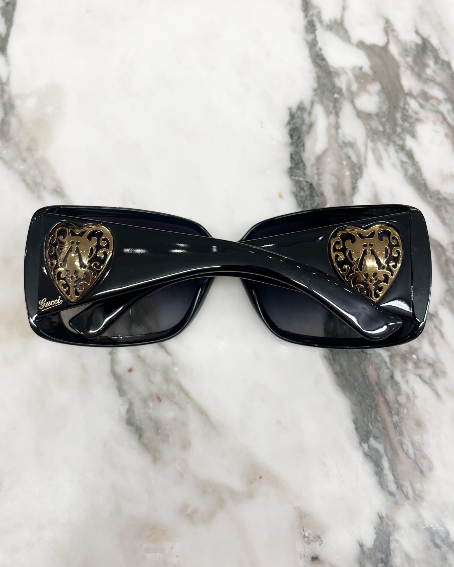 Gucci GG3058/S heart crest logo sunglasses in black