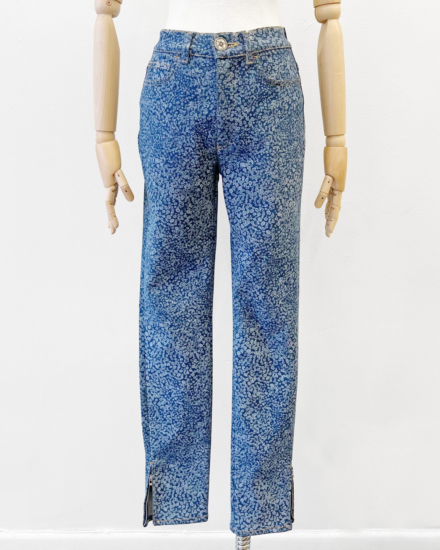 Chanel 2021 skinny jeans with logo & Camellia print