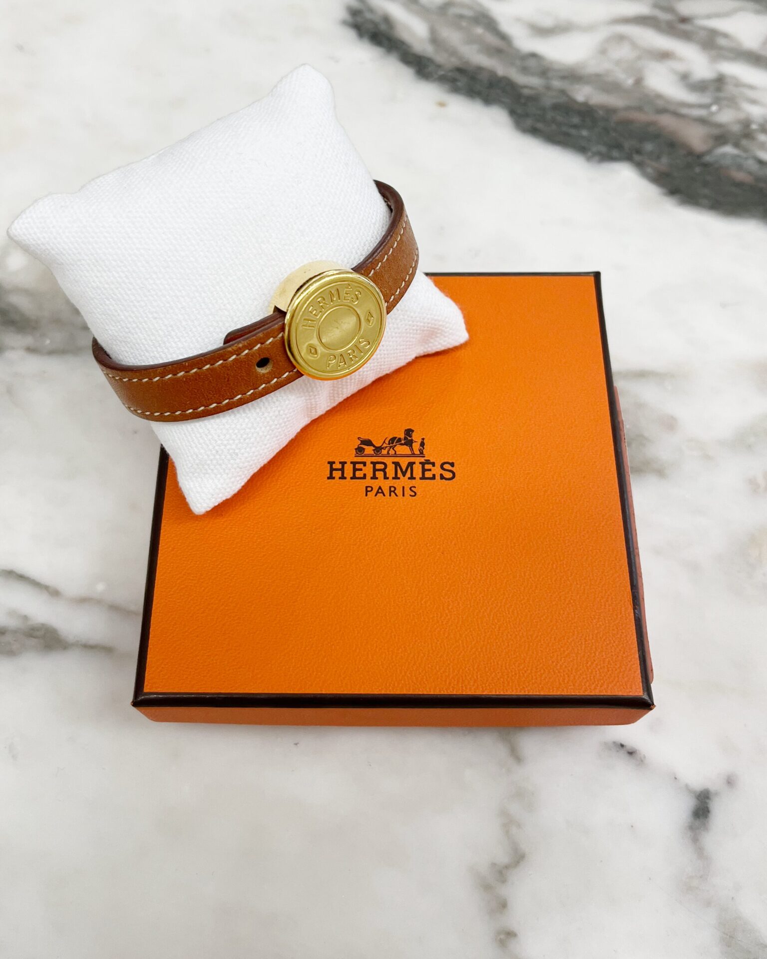 Hermes 2009 looping leather bracelet in cognac & gold