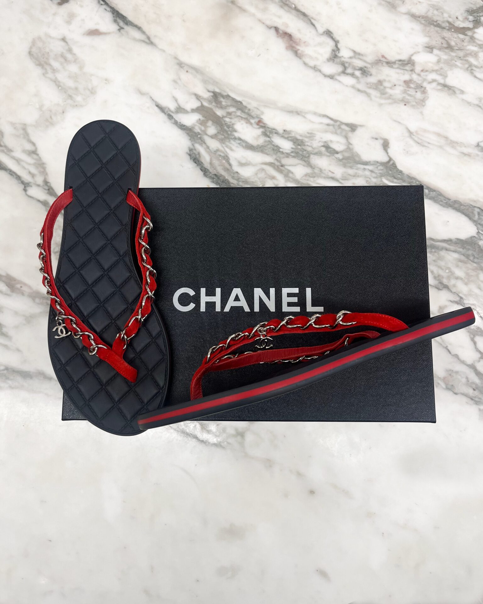 Chanel 2015 thong sandals in red suede w silver chain