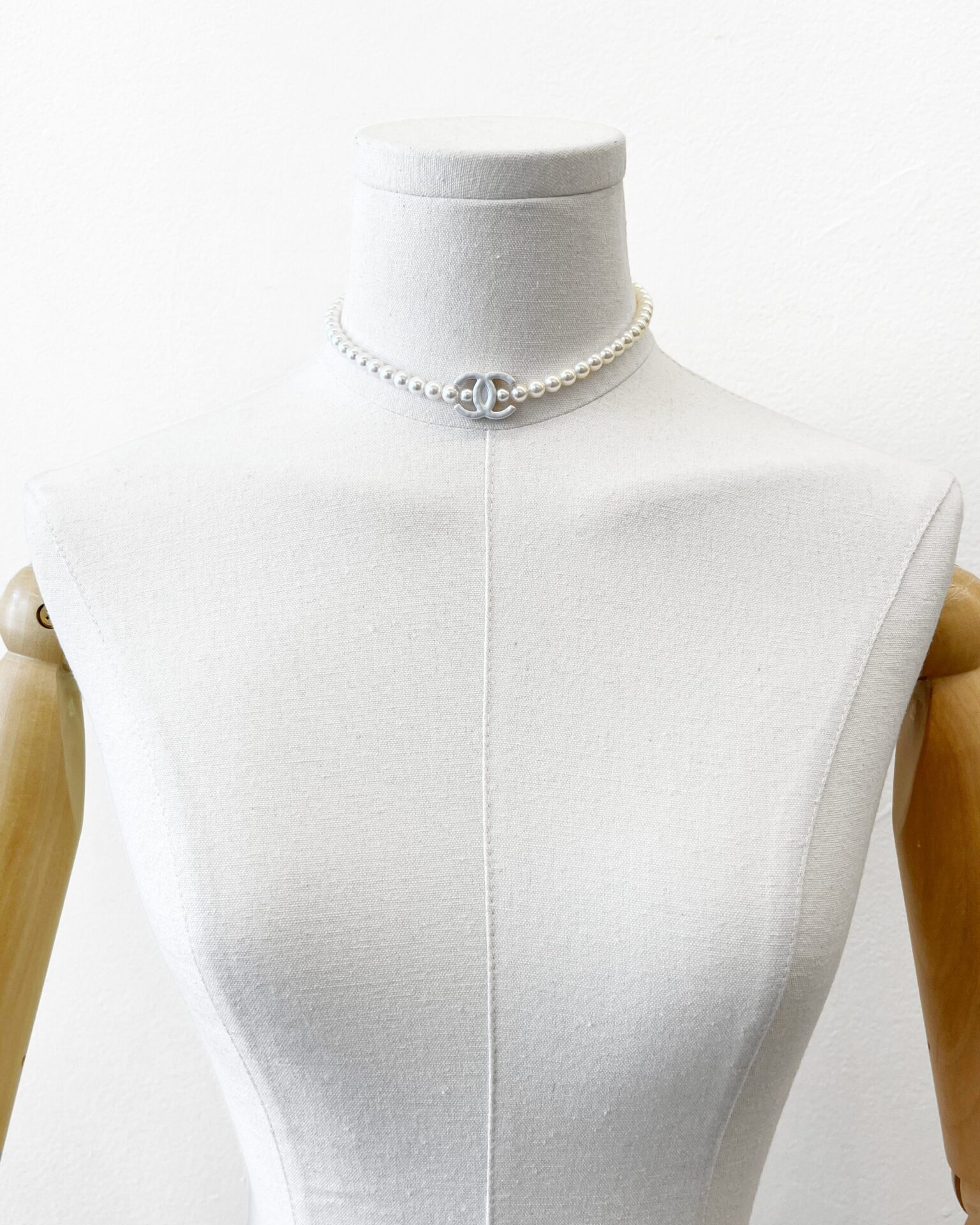 Chanel 2025C runway pearl logo choker