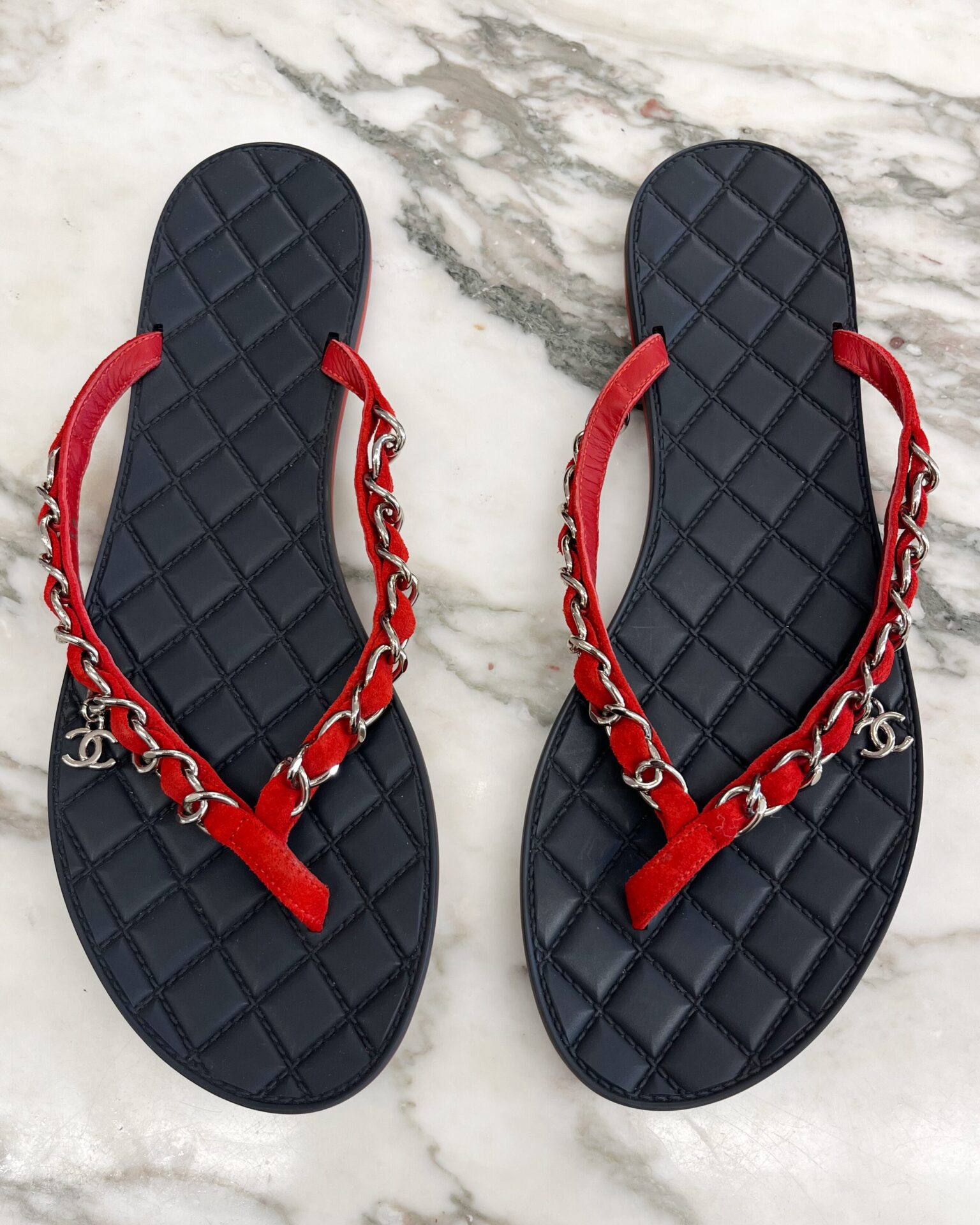 Chanel 2015 thong sandals in red suede w silver chain