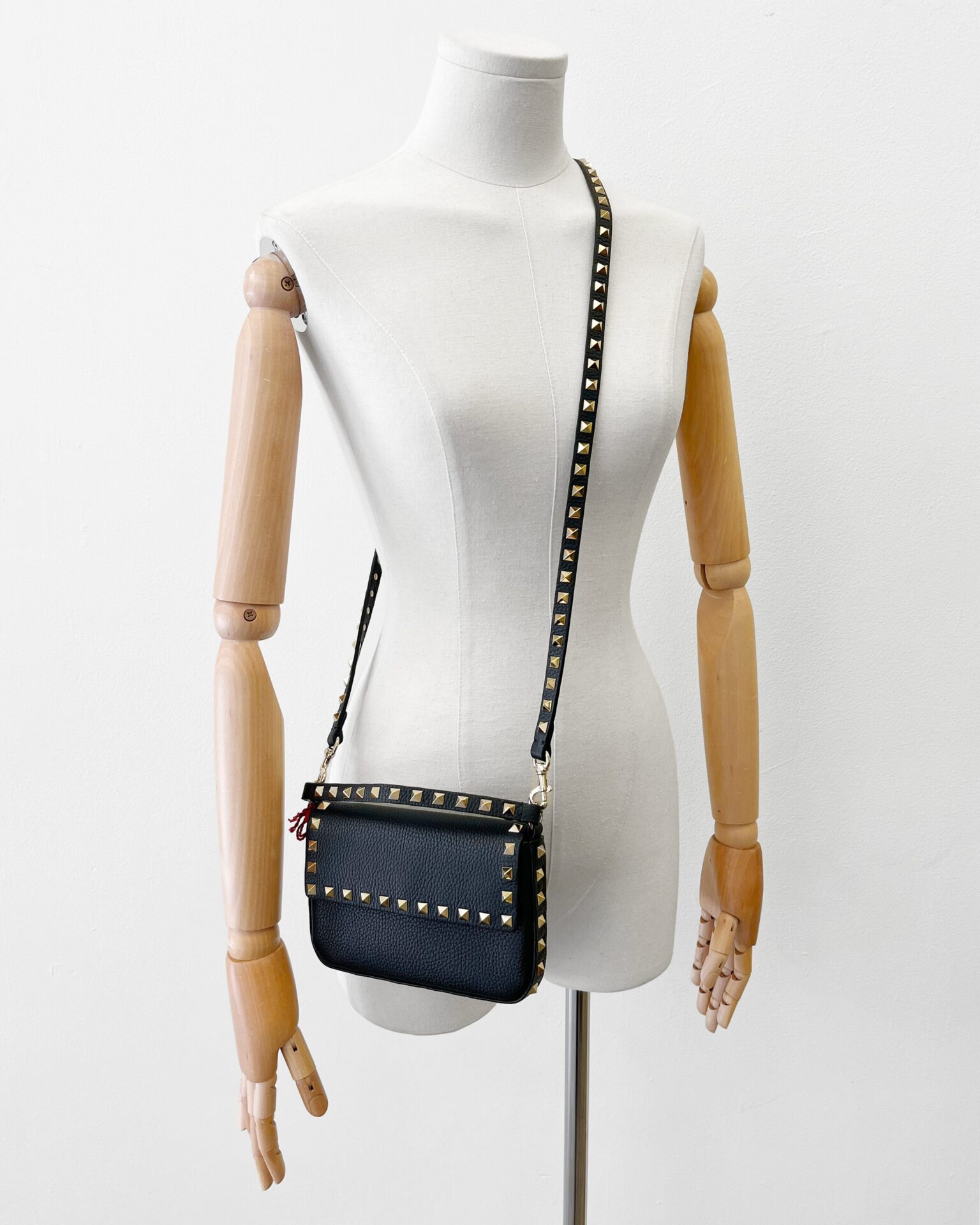 Valentino Rockstud grained calfskin crossbody pouch in black
