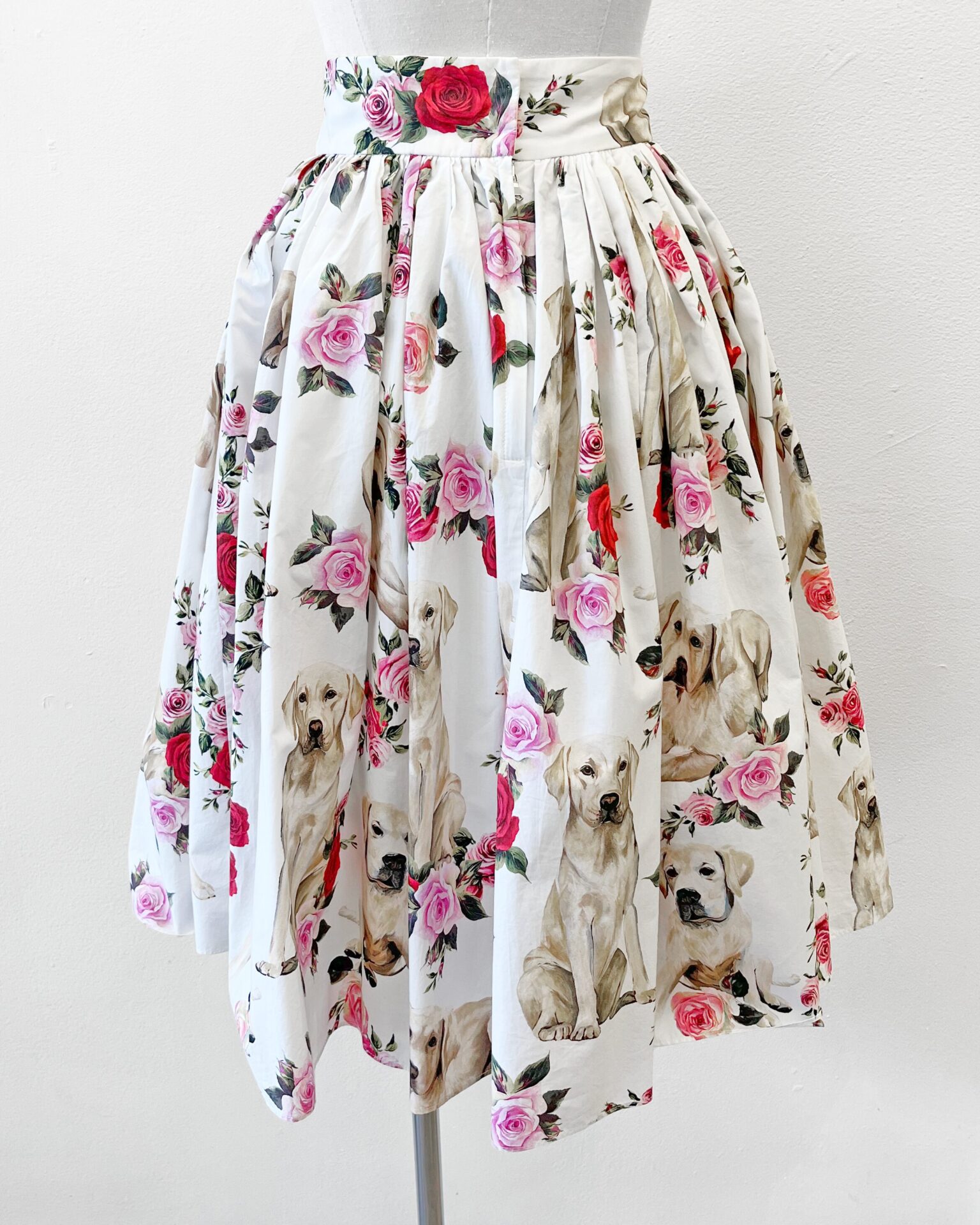Dolce & Gabbana white cotton full skirt with labrador & rose print