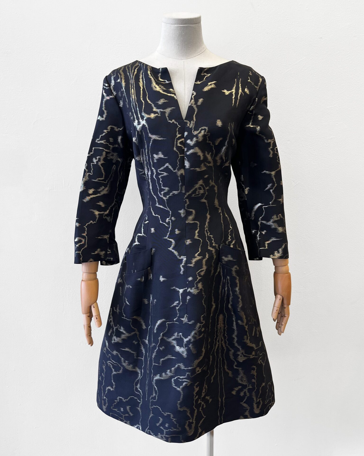 Oscar De La Renta 2015 navy with gold moiré cocktail dress