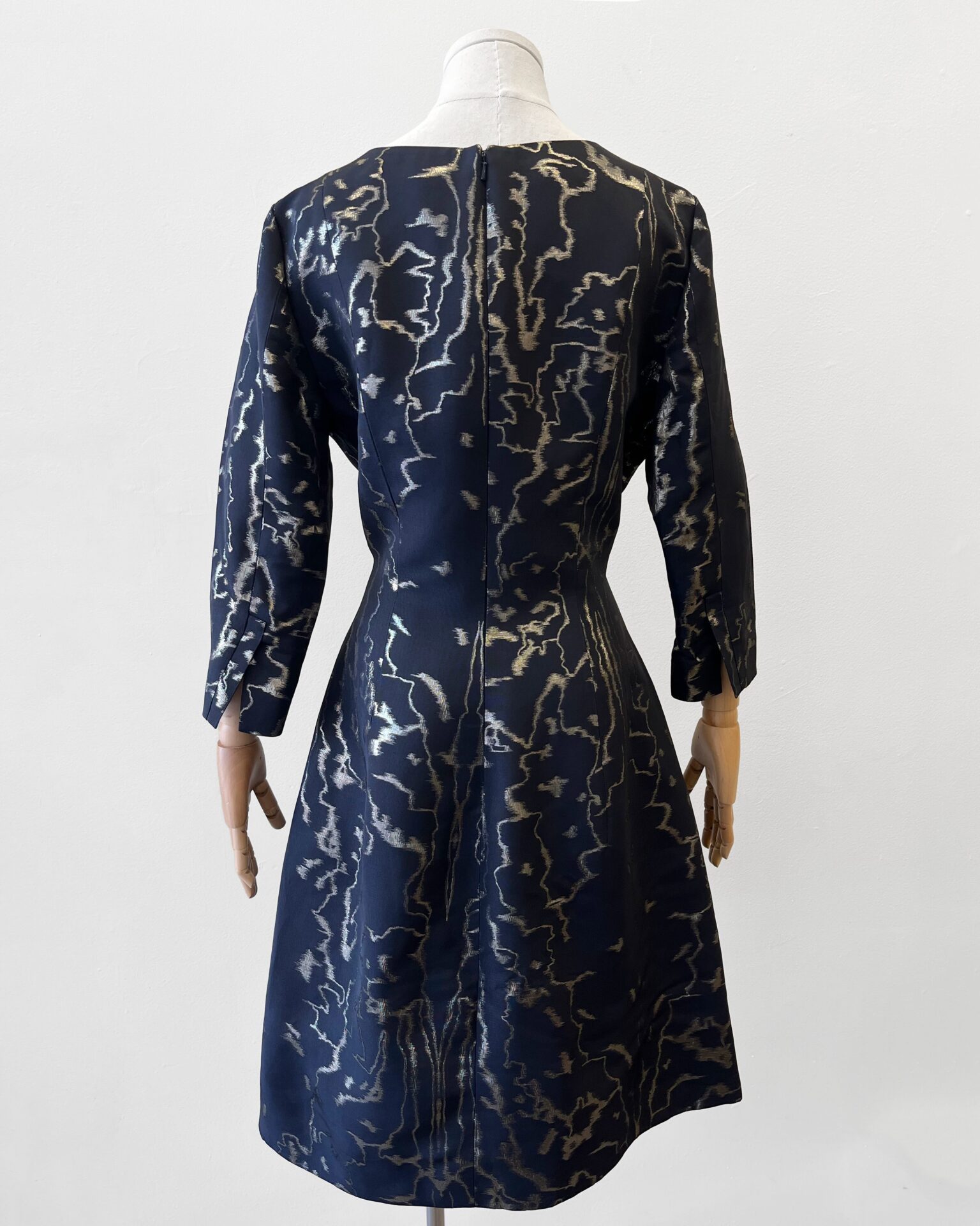 Oscar De La Renta 2015 navy with gold moiré cocktail dress