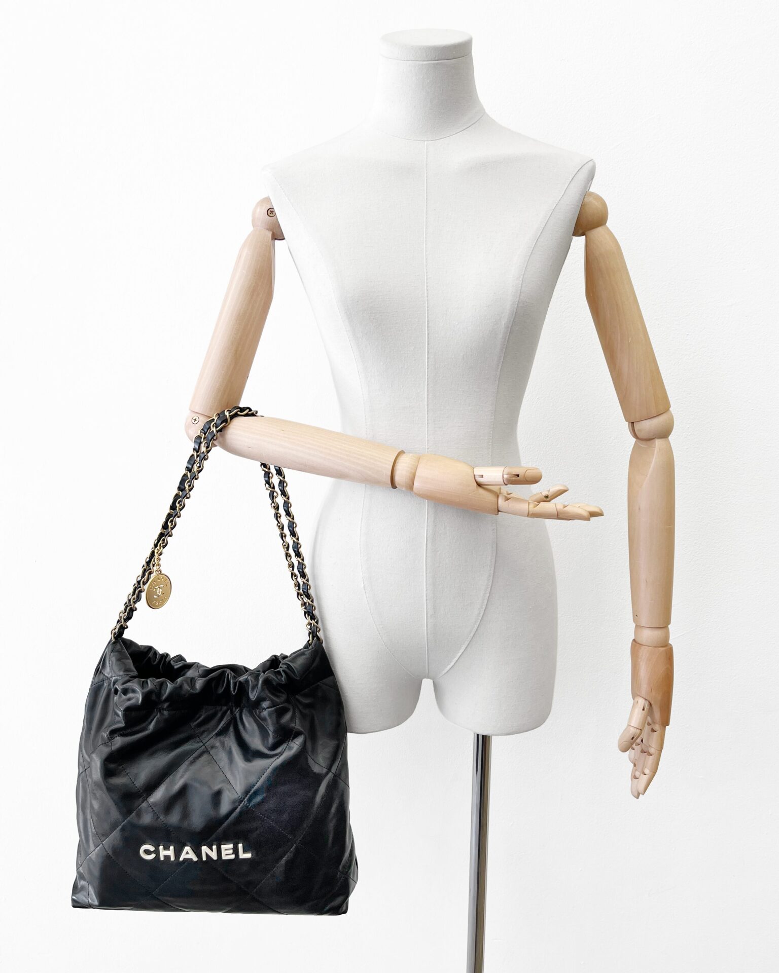 Chanel 22 Small bag in shiny black calfskin & gold hardware