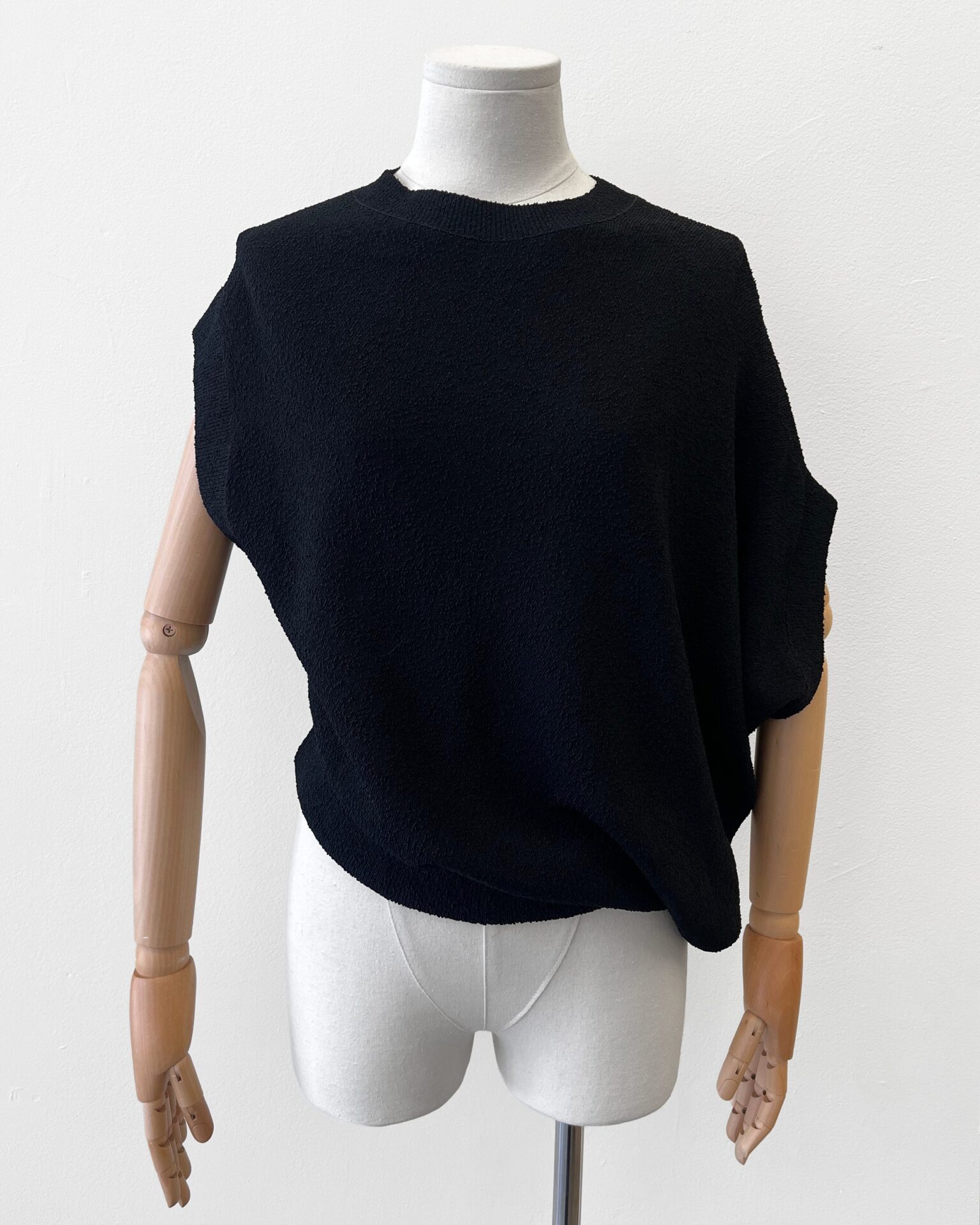 Fendi black asymmetrical knit short sleeve sweater with logo inner band