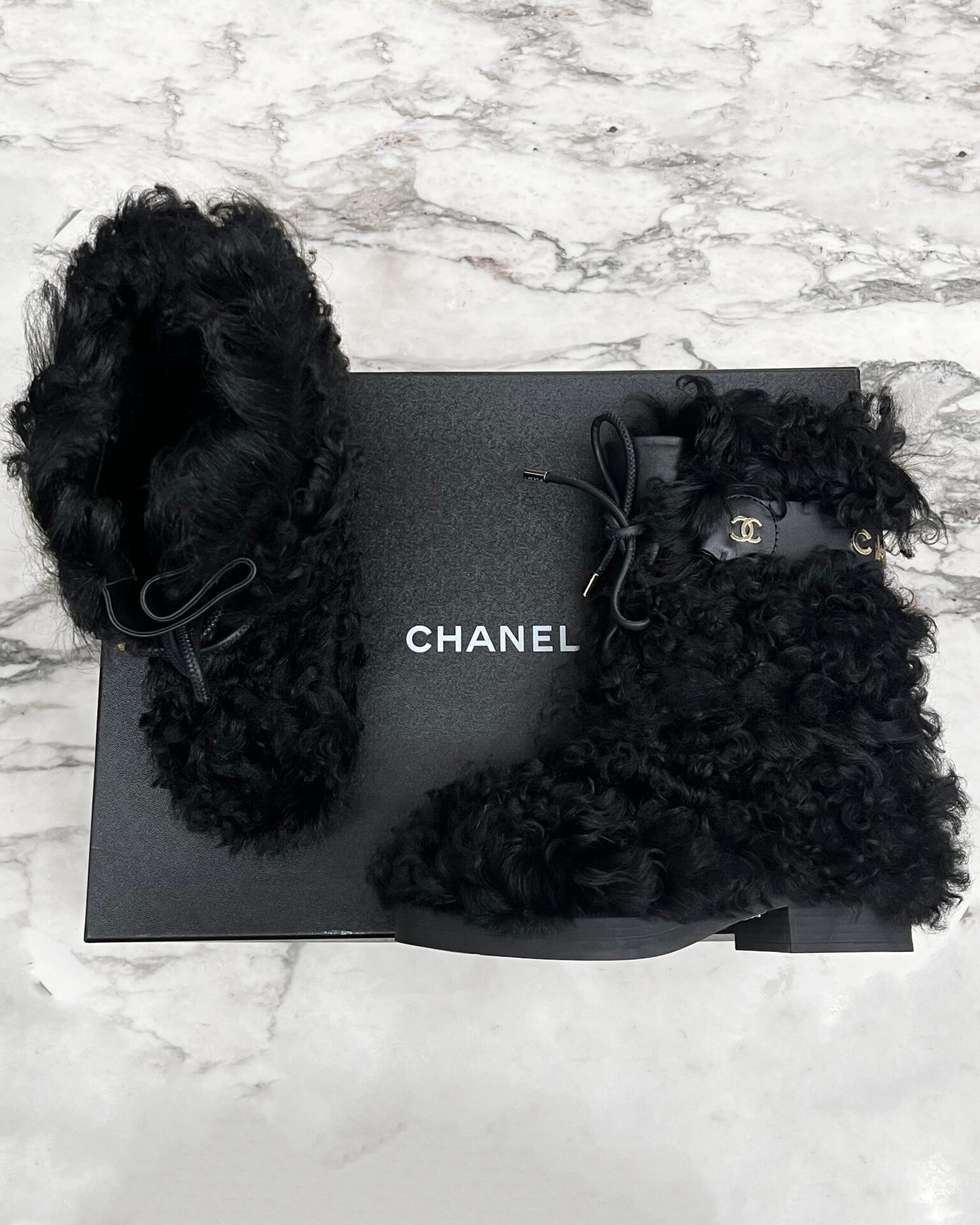 Chanel 2021 black curly shearling snow boots with logo