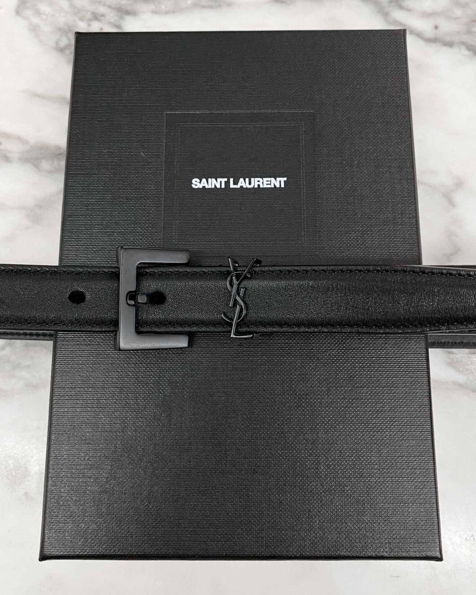 Yves Saint Laurent Cassandre thin belt in smooth black leather