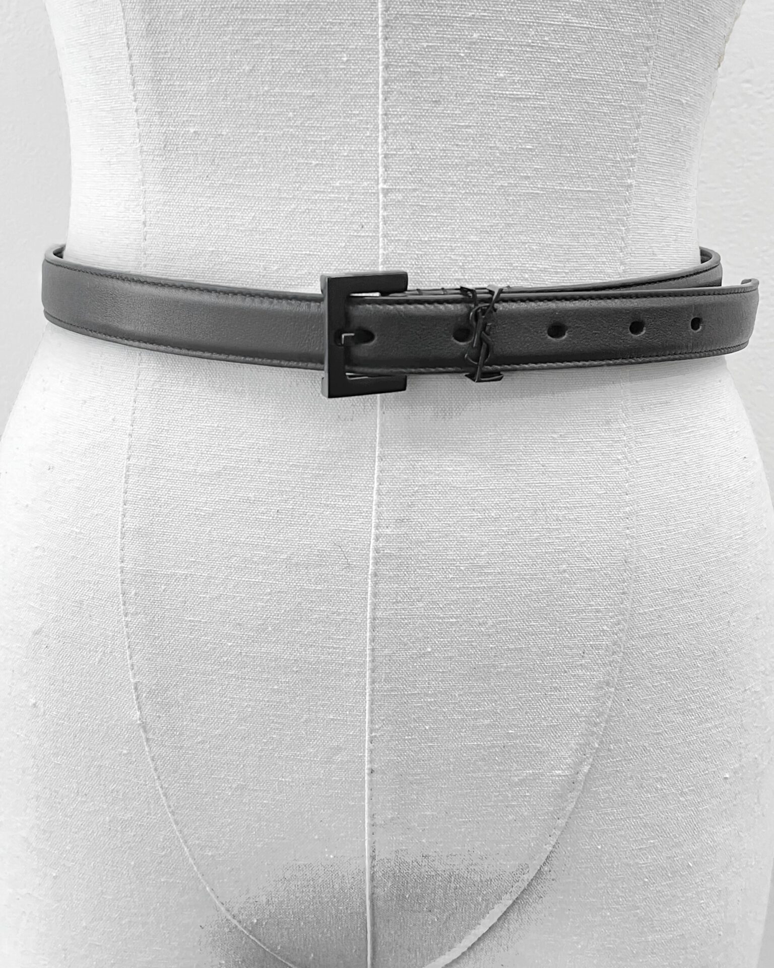 Yves Saint Laurent Cassandre thin belt in smooth black leather